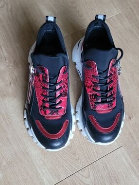 Wishbone Collection Womens  Chunky Lace-Up Sneakers in Black & Red